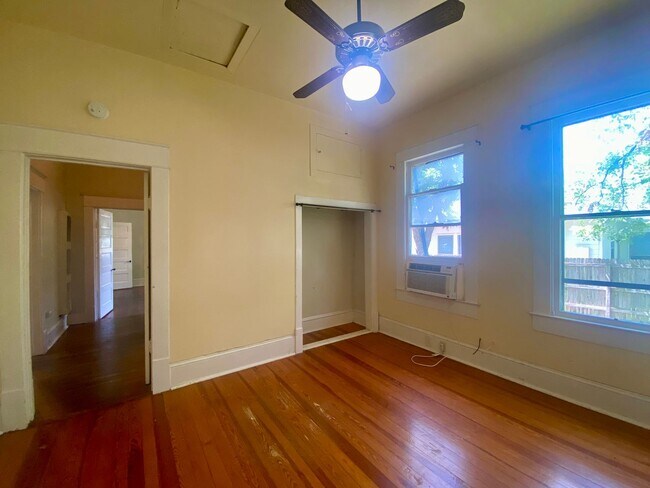 Building Photo - Charming 2/1 in Hyde Park- 4518 Depew!