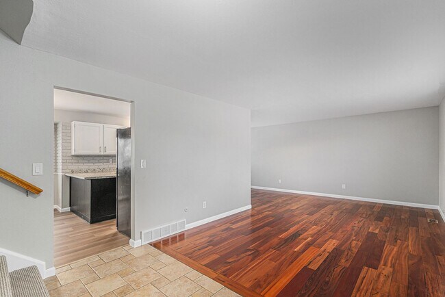 Building Photo - 3 bedroom 2.5 bathroom in Heather Ridge!