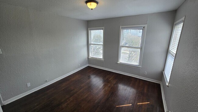 Building Photo - 407/409 Natalen Avenue