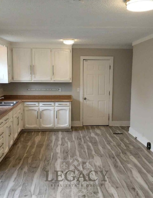 Building Photo - 1976 Loney Dr