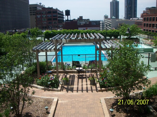 Building Photo - 400 N La Salle Dr