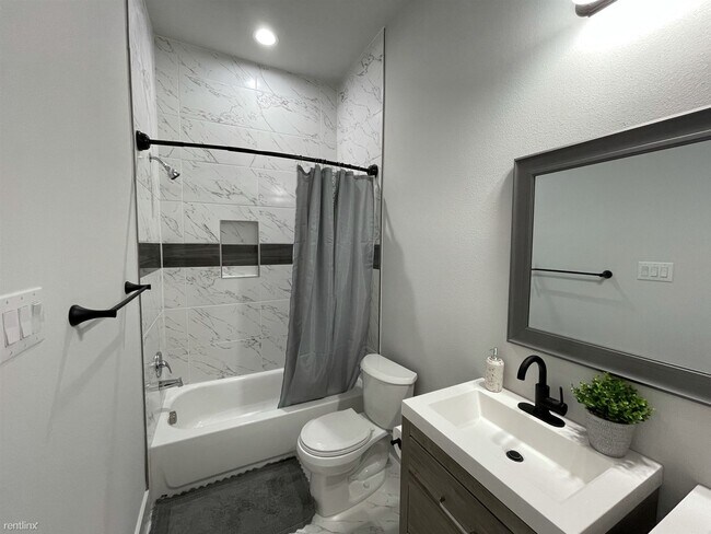 Building Photo - 3 br, 2 bath Duplex - 804 Green Castle Dri...