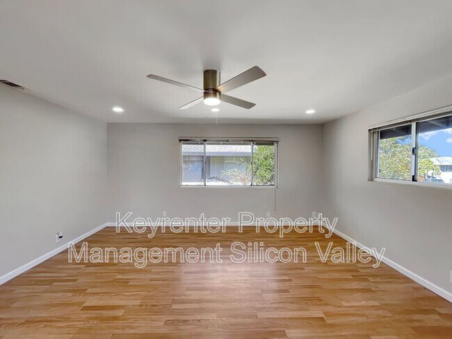 Building Photo - 878 Castlewood Dr