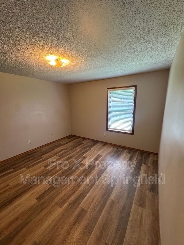 Building Photo - 3720 N Farm Rd 165