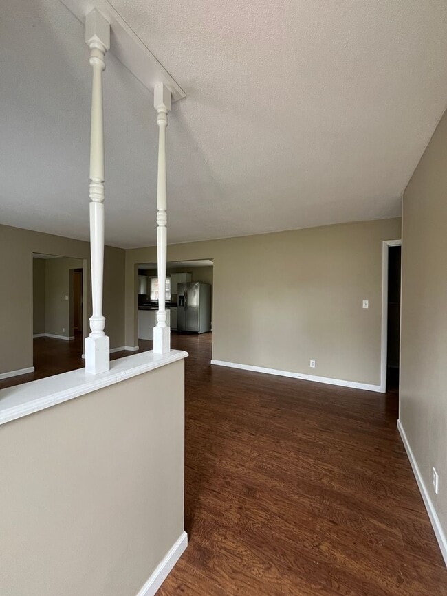 Building Photo - Very Large Home South of Warsaw 4 Bedroom