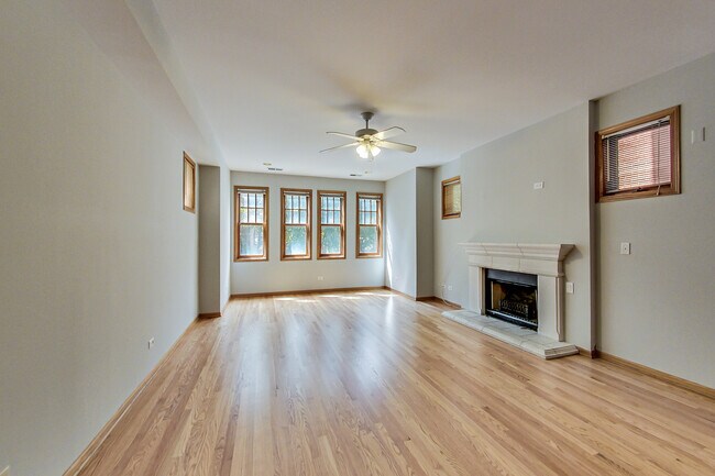 Building Photo - 2042 W Pierce Ave