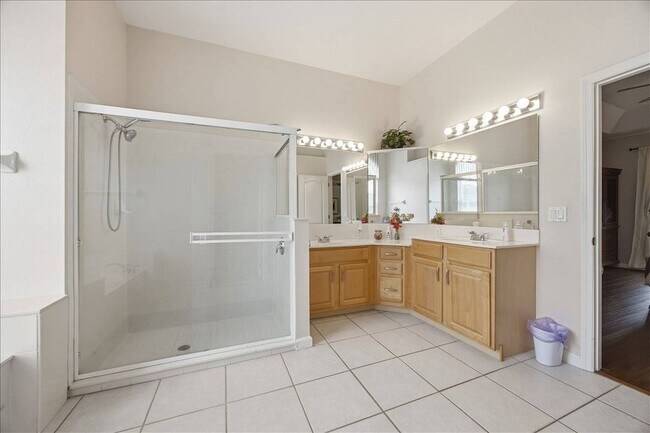 Building Photo - 722 Brighton Dr