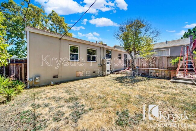Building Photo - 549 Cedar St
