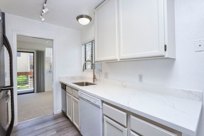 Building Photo - ? Updated 3BR/2BA Foster City Condo – Half...