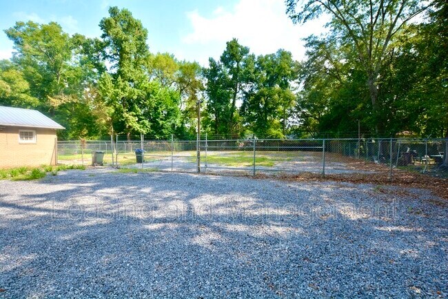 Building Photo - 839 W Richardson Ave