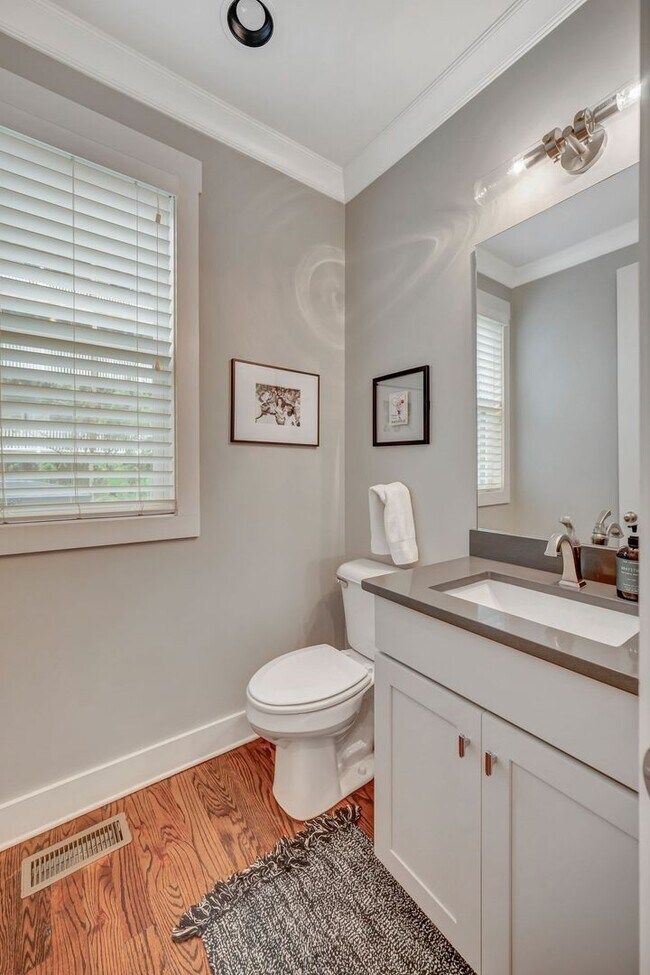 Building Photo - 3 Bed/ 3.5 Bath Townhome in Wedgewood with...