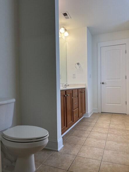 Building Photo - 527 Dubois Ct