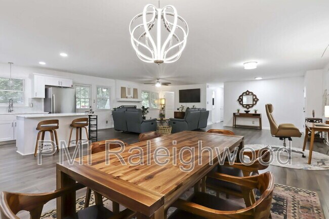 Building Photo - 5017 Gatewood Dr