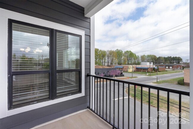 Building Photo - 3630 N Davidson St