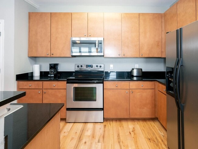Building Photo - 4 Bedroom Condo In the UT Campus Area