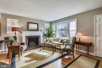Building Photo - 1727 Oakcrest Dr