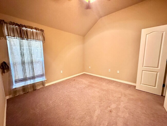 Building Photo - Charming 3-Bedroom Home with View in Moore...
