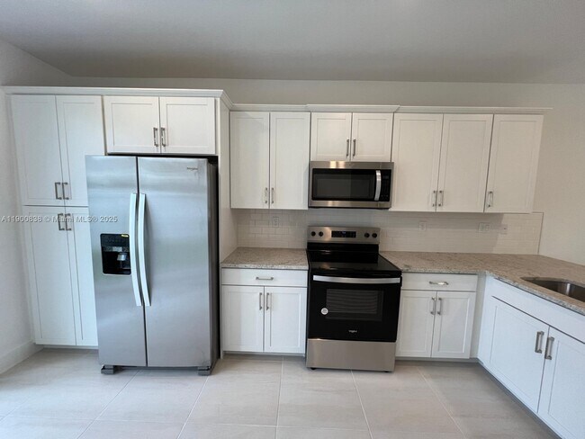 Building Photo - 136 SW 170th Ave