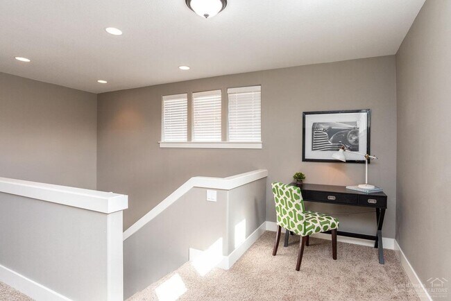 Building Photo - Townhome 4 blocks from the Old Mill