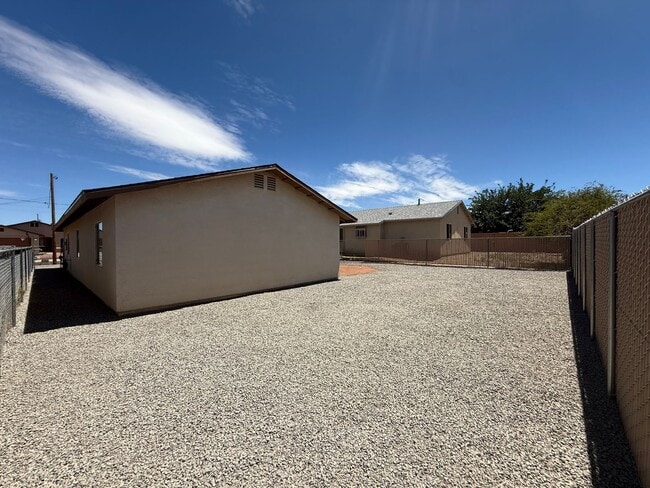 Building Photo - 3 Bedroom 2 Bathroom Home