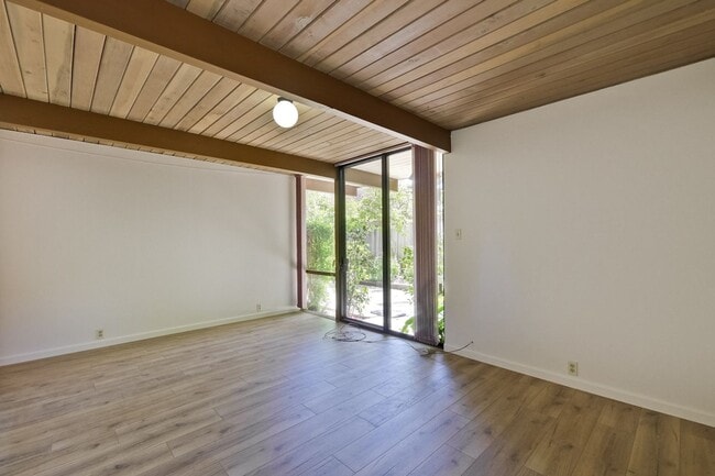 Building Photo - Classic 4+ Bed, 2 Bath Atrium Eichler in P...