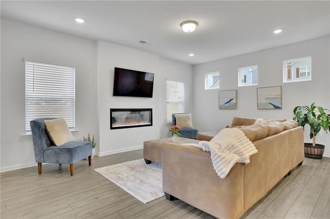 Building Photo - 803 Dundee Wy