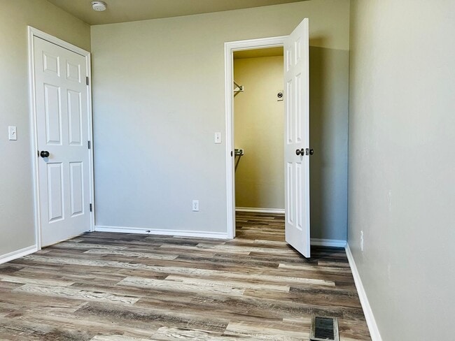 Building Photo - Updated 2BD 1BA Duplex in Yukon!!!