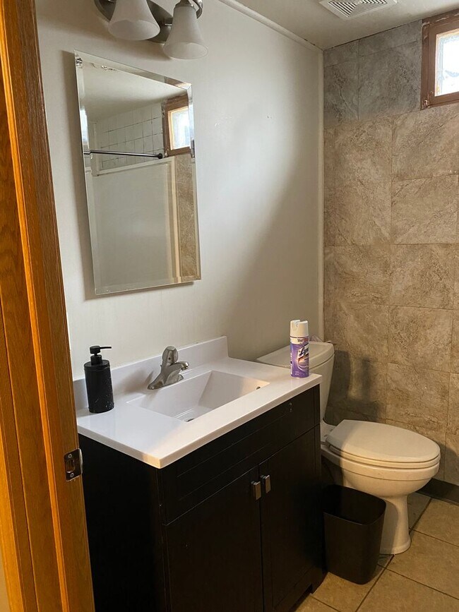 Building Photo - 5 bedroom/ 2 bath home within walking distance to BSU