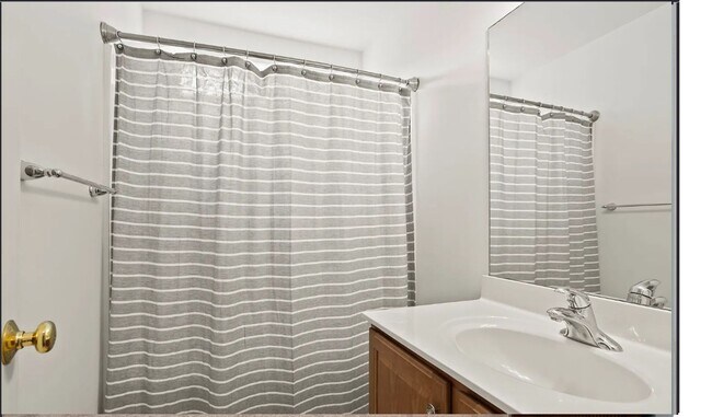 Building Photo - Spacious 3/2 Available Now!