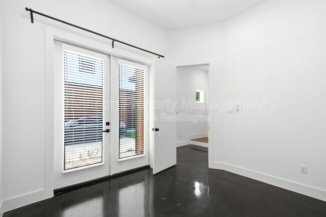 Building Photo - 1307 Bayou St