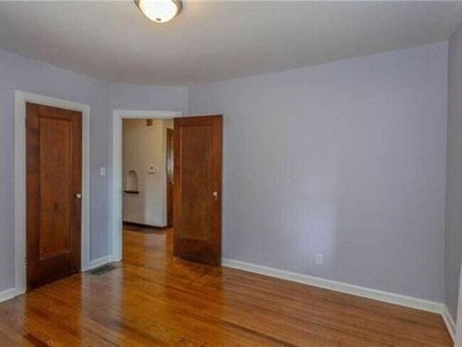 Building Photo - Lovely Forest Hills Home