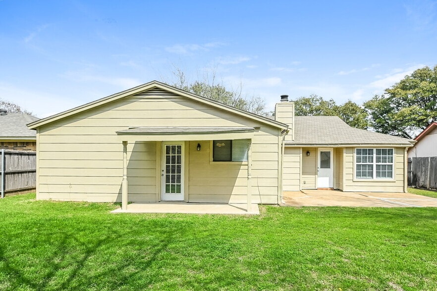 Building Photo - 428 Guadalupe Dr