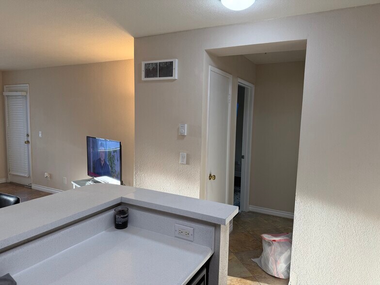 Building Photo - 8889 Caminito Plaza Centro