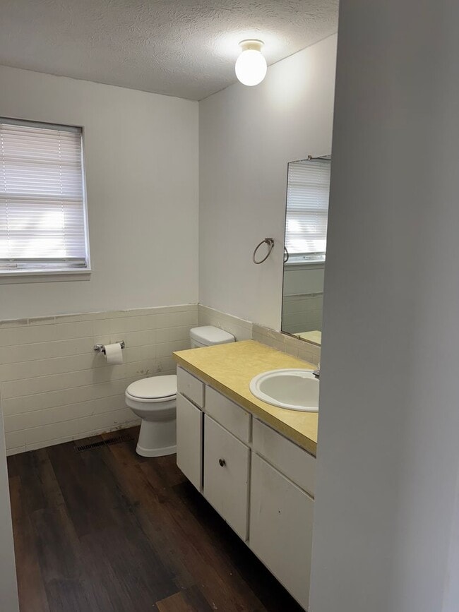 Building Photo - 2 Bedroom | 1.5 Bath | Located in Springfield!