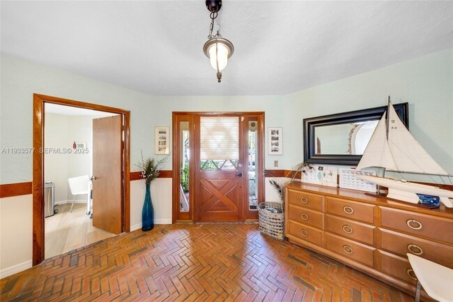 Building Photo - 1840 Tigertail Ave