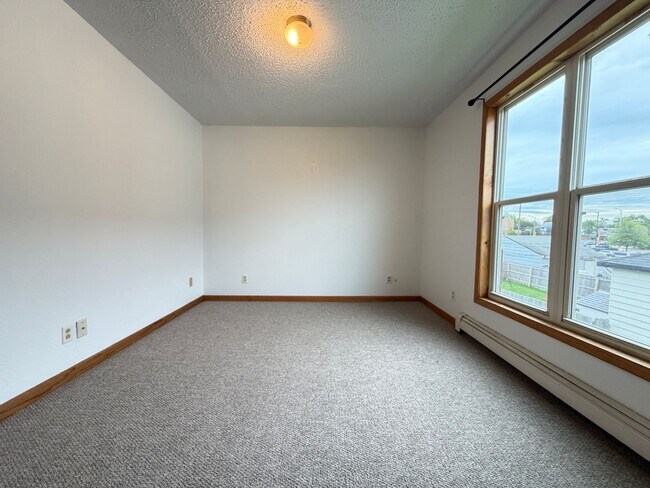 Building Photo - Upper Level 2 Bedroom Apartment - AVAILABLE TODAY