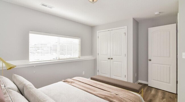 Building Photo - 705 Summer Dawn Cir