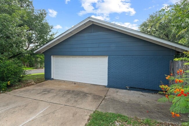 Building Photo - 2505 Wilke Dr