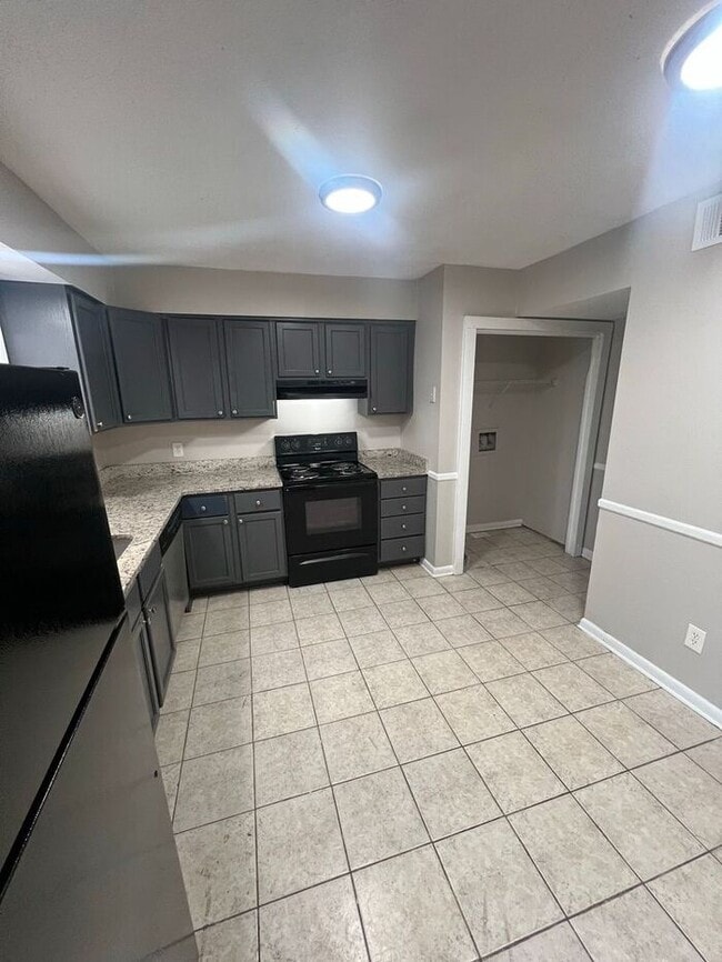 Building Photo - NOW READY!!! 3 bed 1.5 bath TOWNHOME!!