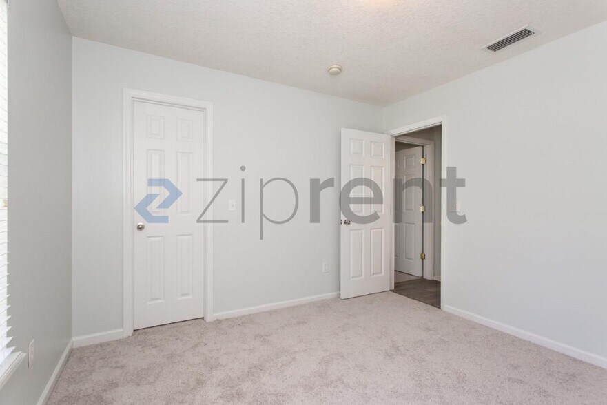 Building Photo - 168 Oak Common Ave