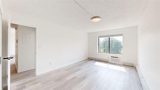 Building Photo - 560 Halstead Ave
