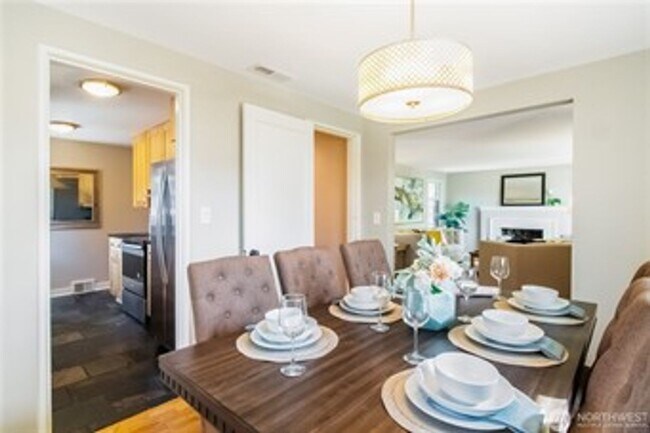 Building Photo - 5Bd/2Ba Seattle Home