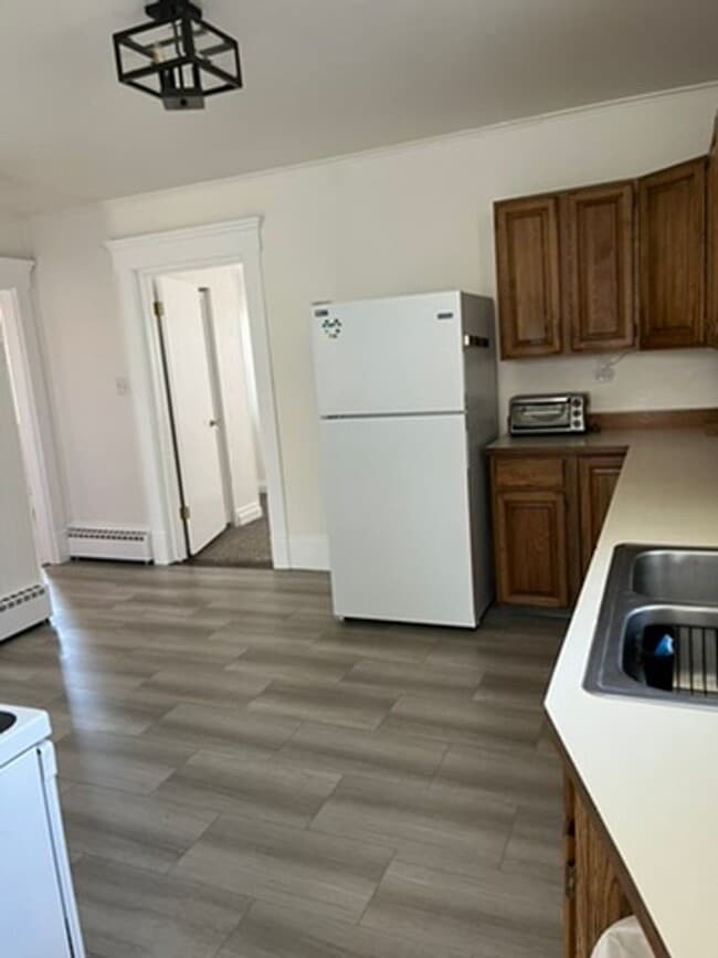 Building Photo - 3 Bed 1 Bath Single Family Home Close to H...