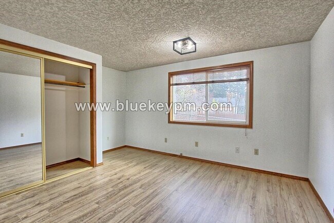 Building Photo - Amazing Holiday House!!!  3 Bed, 2.5 Bath ...