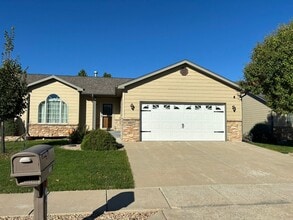 Building Photo - 3 BED | 3 BATH | TOWNHOME | DOUBLE GARAGE | WEST