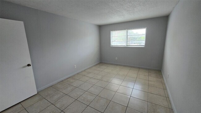 Building Photo - 15221 NE 6th Ave