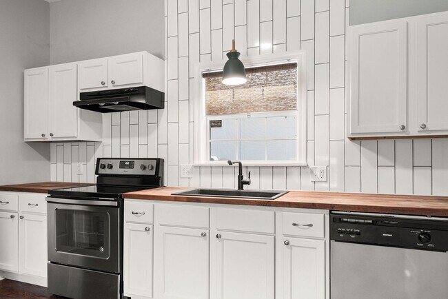 Building Photo - Located in the heart of Cleveland Park, this charming home has it all!