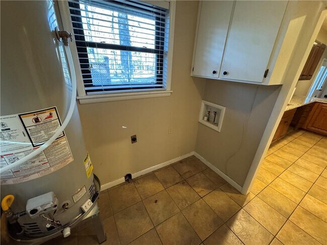 Building Photo - 718 E Debra Dr