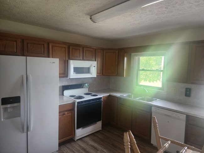Building Photo - Electric Included! 2 Bed 1.5 Bath Condo!