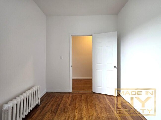 Building Photo - 2 bedroom in SUNNYSIDE NY 11104